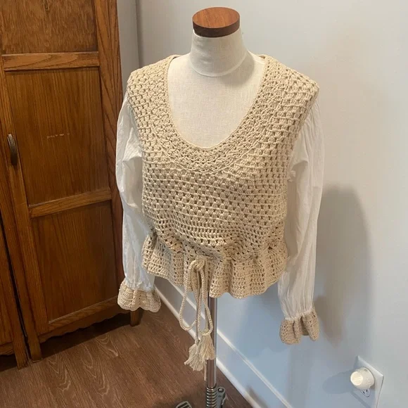 Elan Beige Crochet Blouse with White Sleeves - Picture 3 of 12